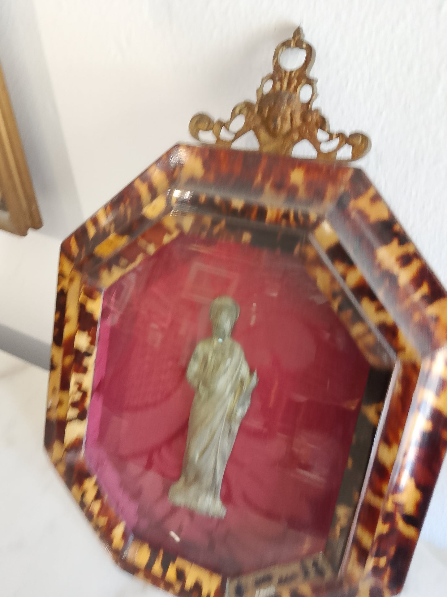 Vecchia cornice con personaggio "santo"