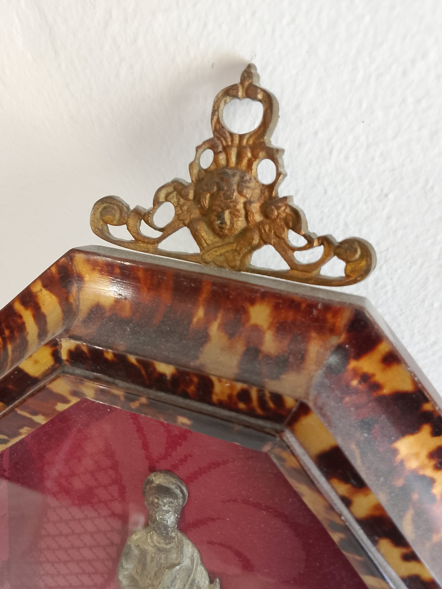 Vecchia cornice con personaggio "santo"