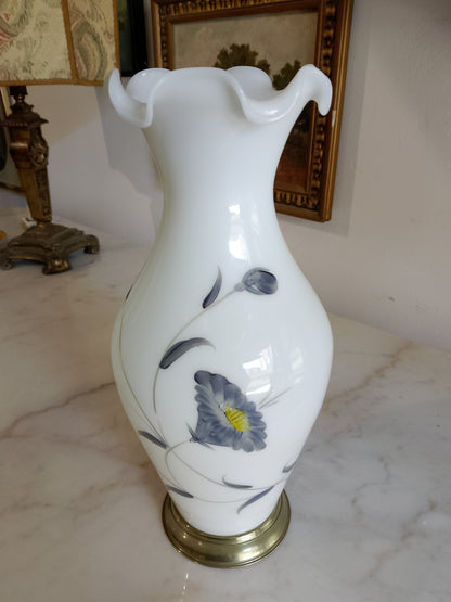 Vaso in opalin bianco.